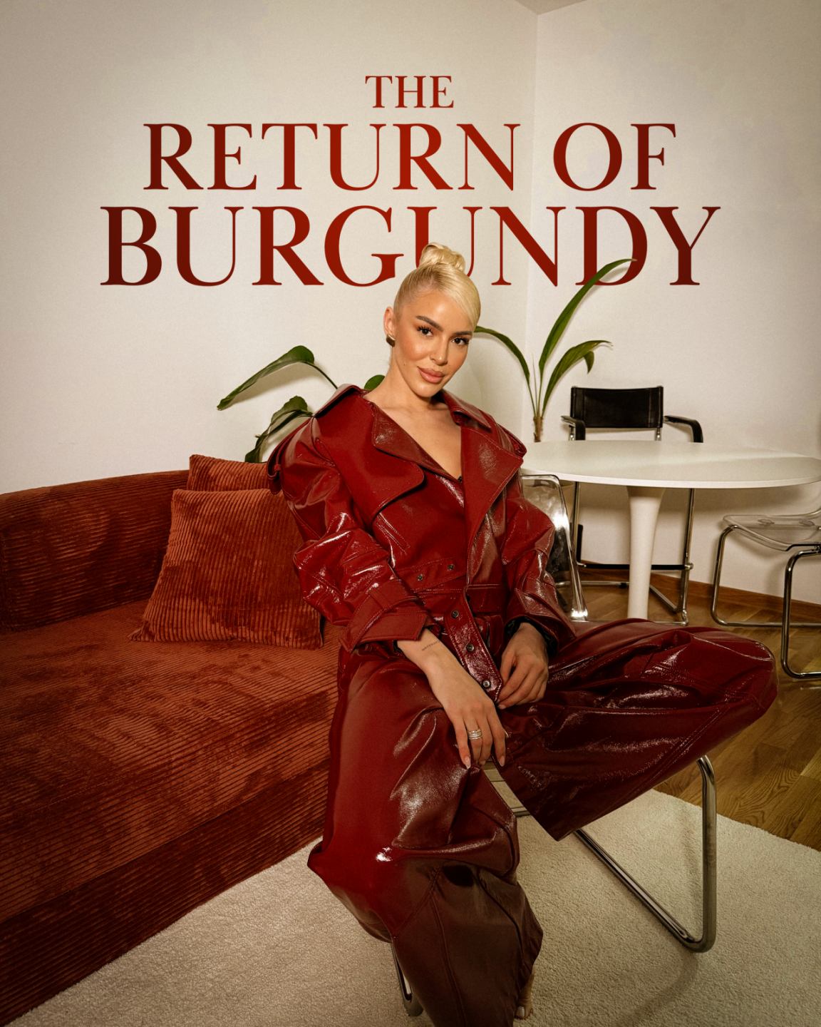 Bordo modularna sofa u savremenom enterijeru